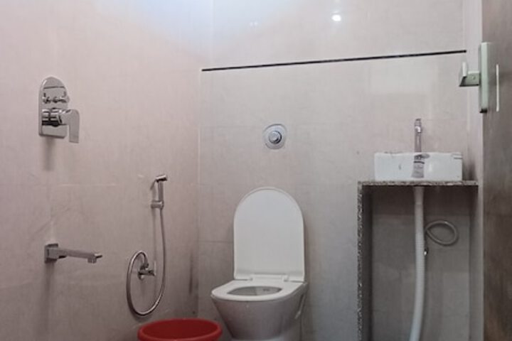 Room 10 of 12
