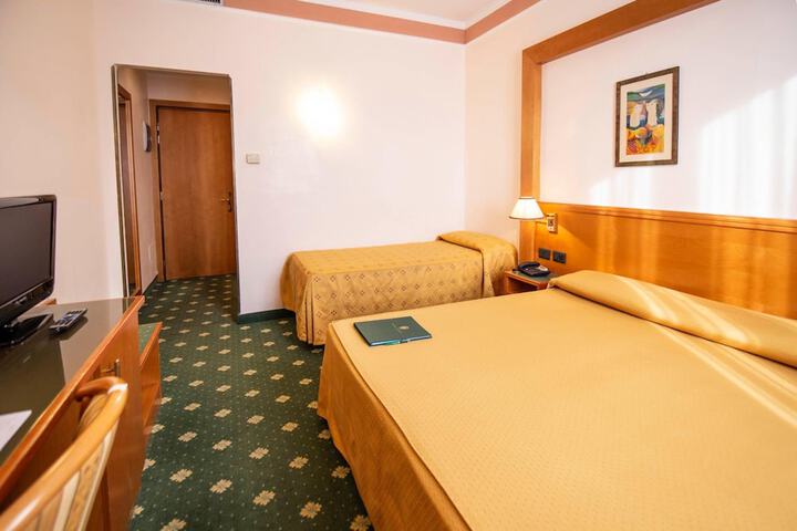 Room 27 of 73