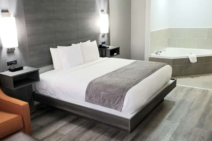 1 King Bed Sofa Bed Microwave and Refrigerator High Speed Internet Accessible Full Breakfast (9 of 9)