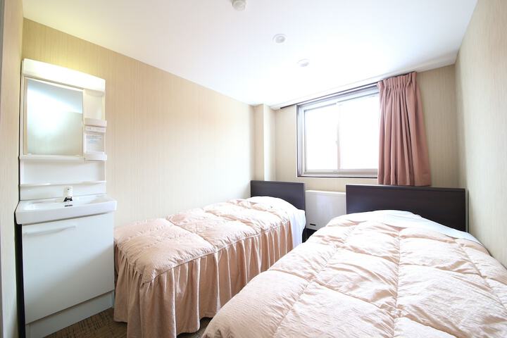 Room 12 of 80
