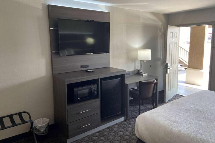 1 King Bed (8 of 18)