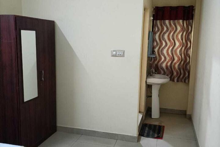 Room 6 of 8