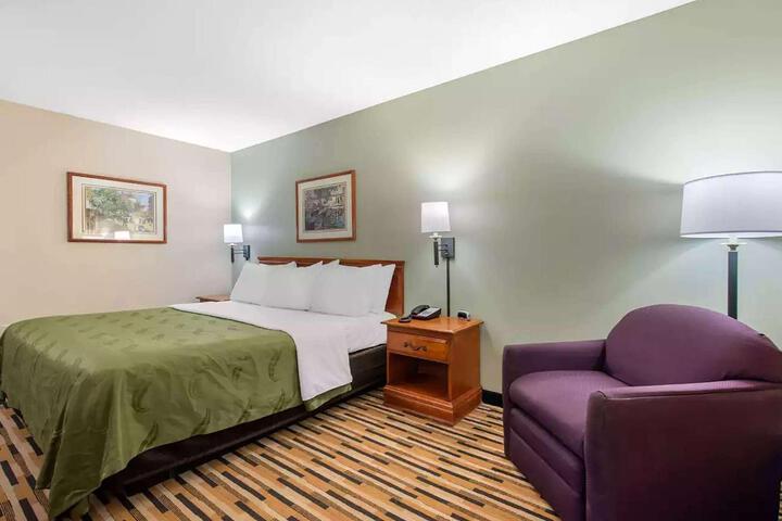 1 King Bed (3 of 11)
