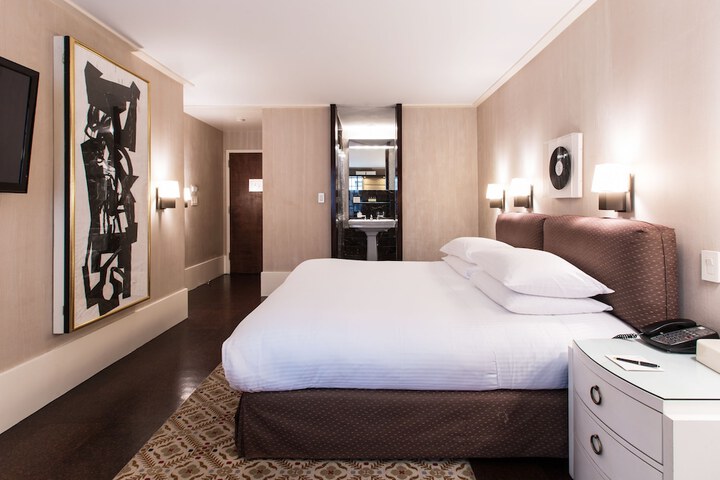 Luxury Queen Bed (3 of 8)