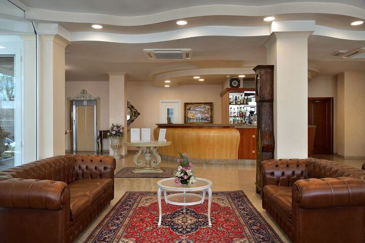 Lounge 21 of 23