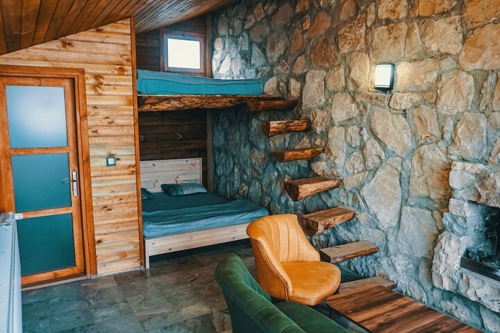 Room 5 of 98