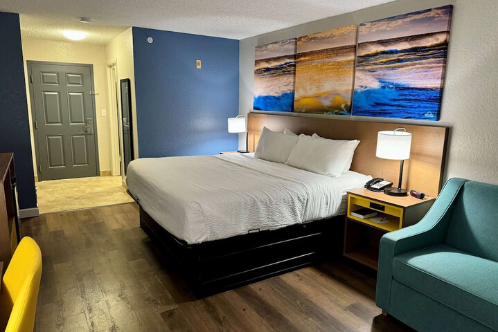 1 King Bed Mobility Hearing Impaired Accessible Room Roll in Shower (9 of 13)