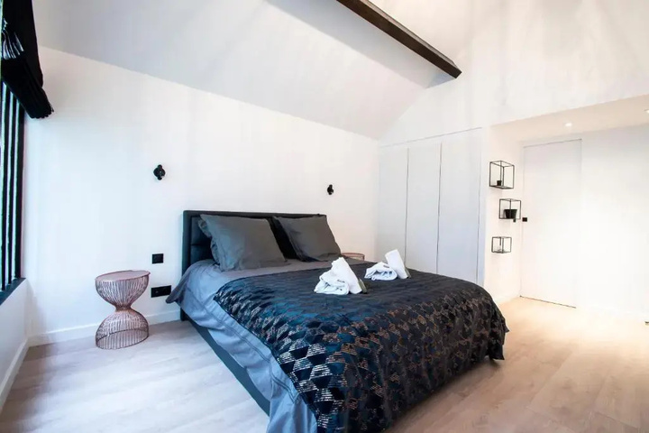Room 4 of 11