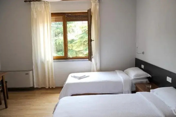 Room 6 of 13