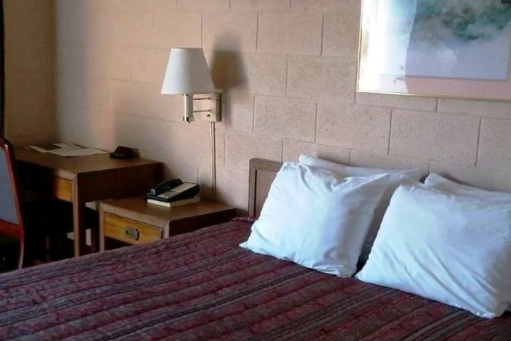 Room 4 of 4