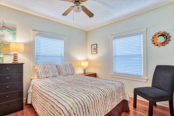 Summer Cottage Tyn &  Martys Pets Yard Waterfront Dist in St. Petersburg, FL