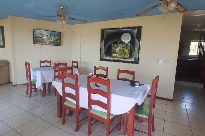 Dining 33 of 43