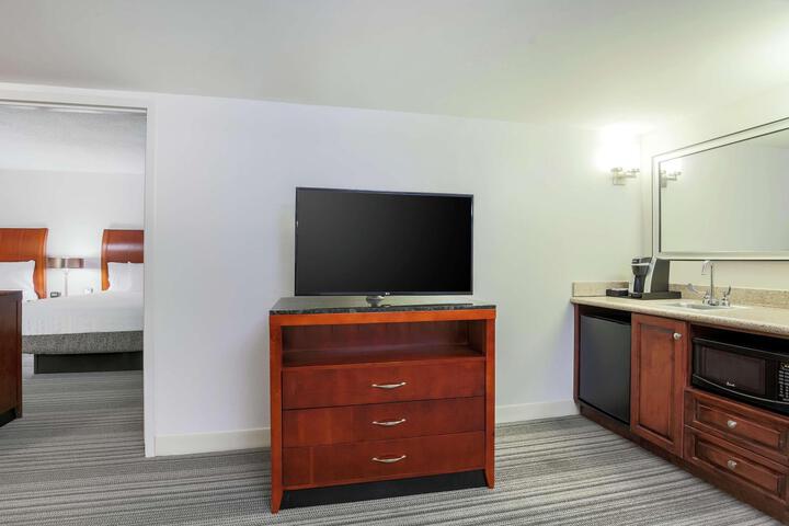 2 Queen Mobility Hearing Accessible with Bathtub (2 of 2)