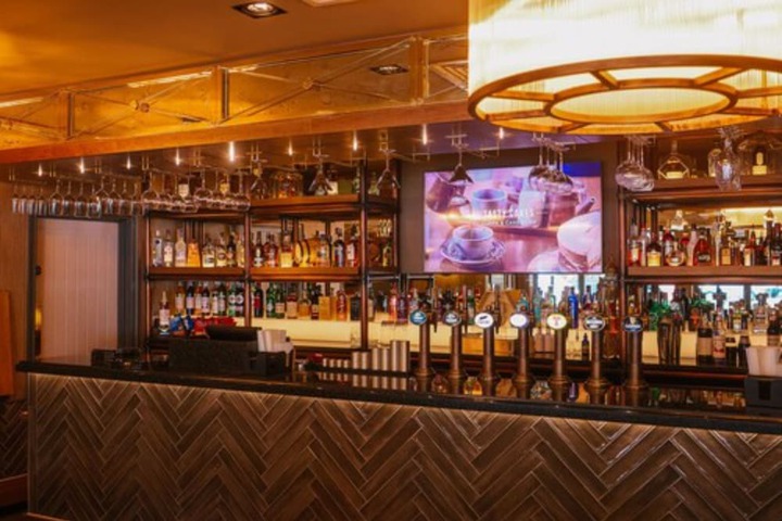 Lounge 21 of 26