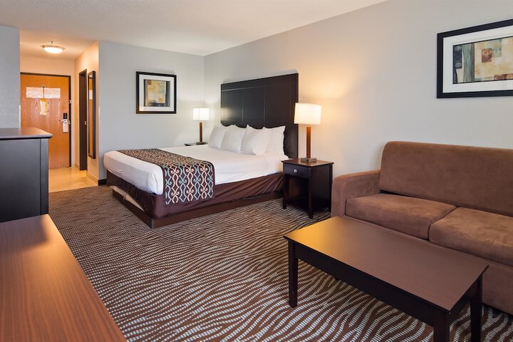 1 King Bed High Speed Internet Accessible Sofa Bed Microwave and Refrigerator Desk Full Breakfast (13 of 16)