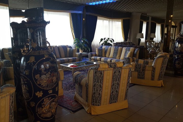 Lobby lounge