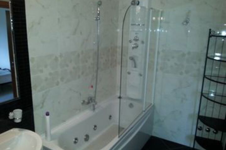 Room 4 of 17