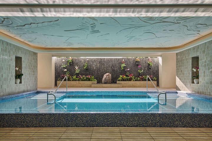 Indoor spa tub