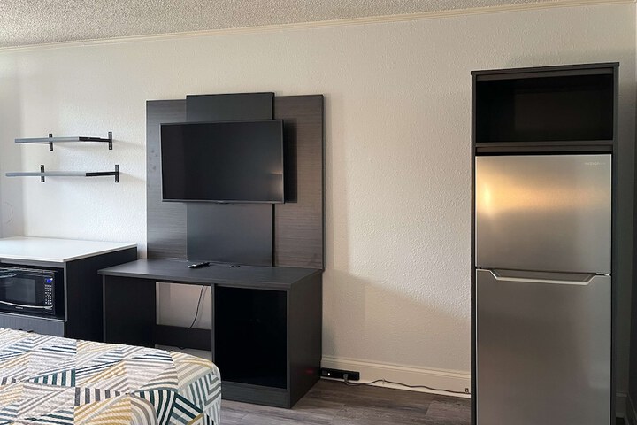 1 King Bed Micfridge (3 of 6)