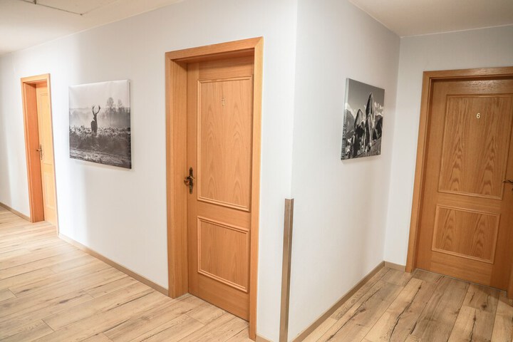 Room 4 of 10