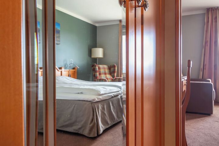 Room 4 of 18