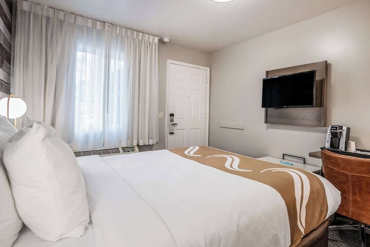 1 Queen Bed (17 of 26)