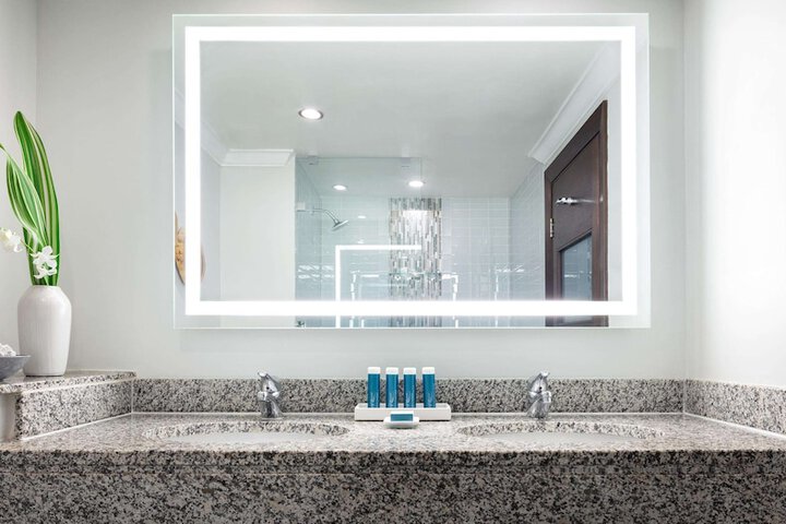 Room 33 of 104
