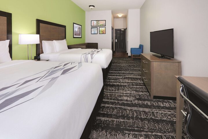 2 Queen Beds Mobility Hearing Accessible Room Roll in Shower (5 of 11)