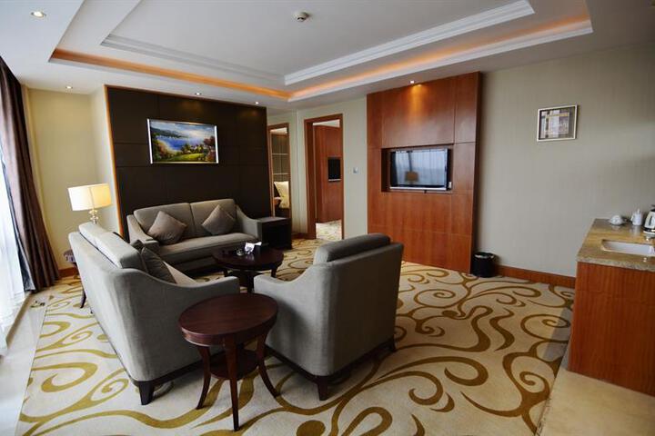 Hotel Suite Photo