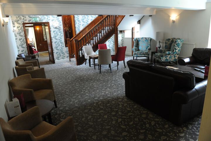 Lounge 91 of 112