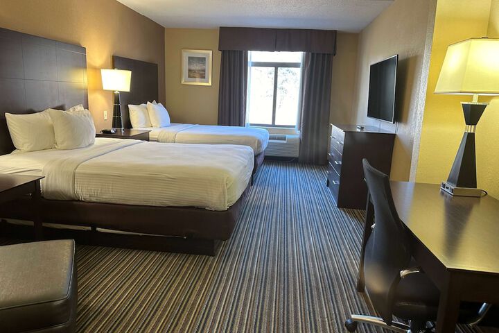 2 Queen Beds (6 of 10)