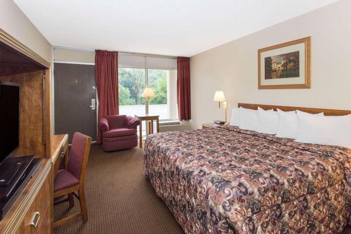 1 King Bed (1 of 11)
