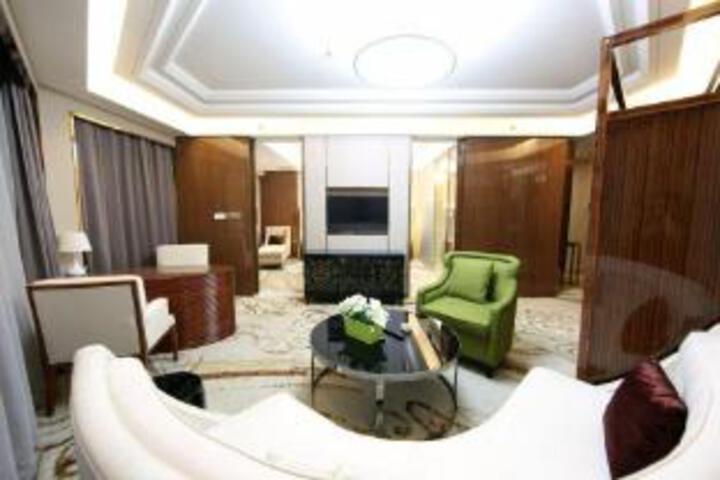 Room 10 of 11