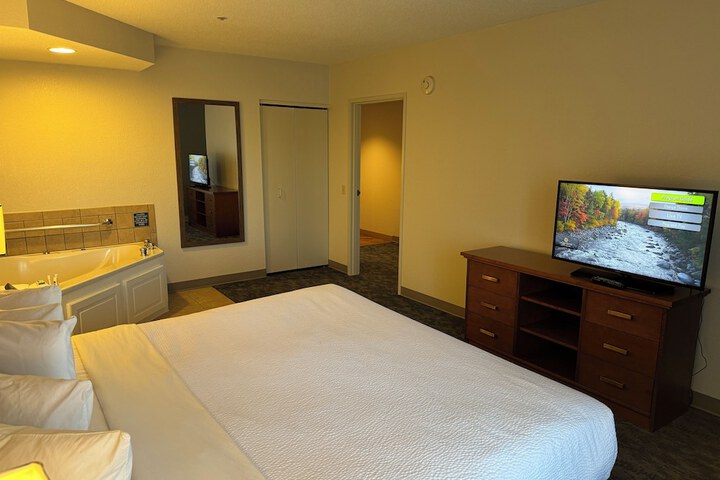 1 King Bed Mobility Hearing Impaired Accessible Room (3 of 17)
