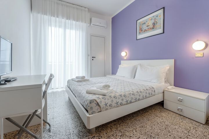 Room 8 of 76