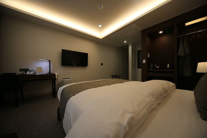 Room 16 of 60