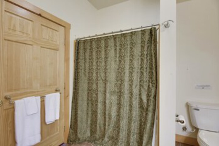 Room 4 of 79