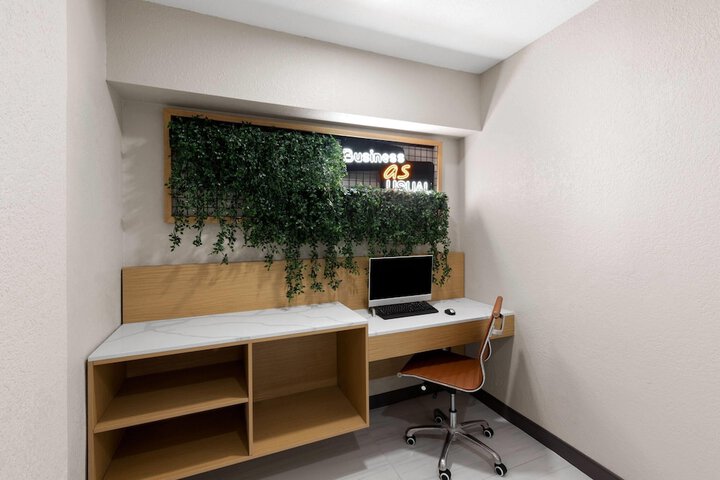 Business Center 28 of 32