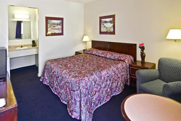 1 King Bed (2 of 4)
