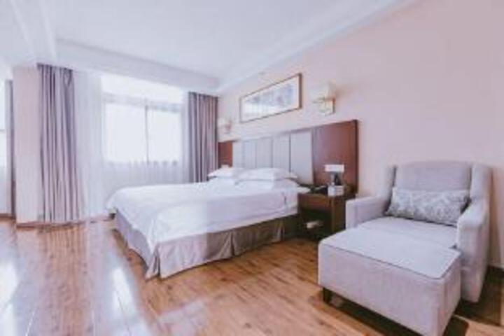 Room 8 of 9