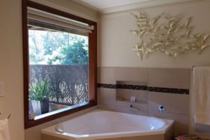 Deep Soaking Bathtub