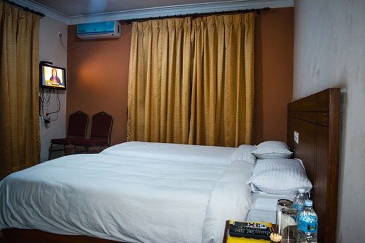 Room 9 of 13