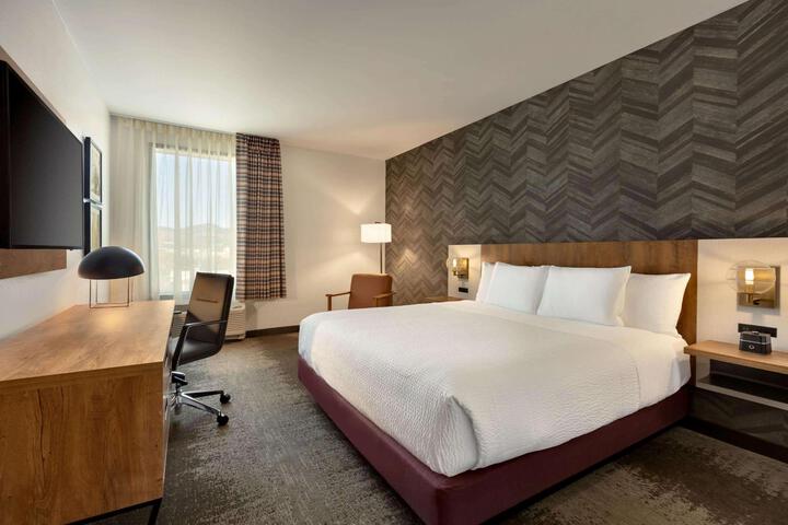 2 Queen Beds (5 of 12)
