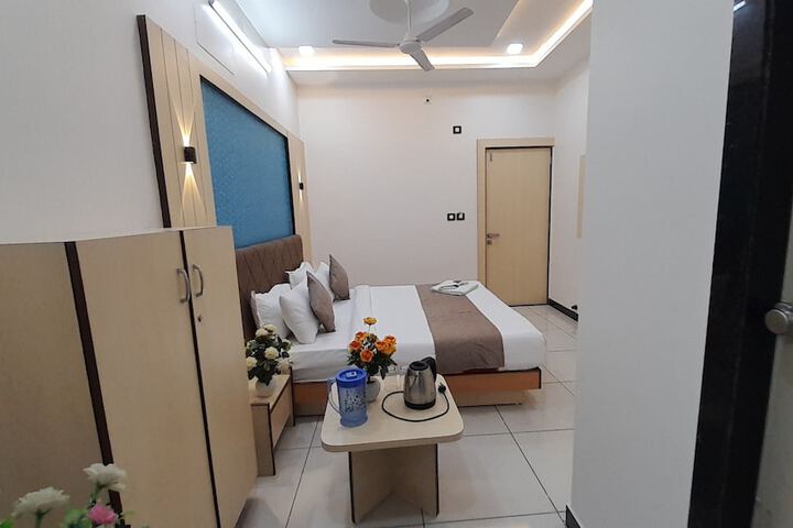 Room 32 of 69