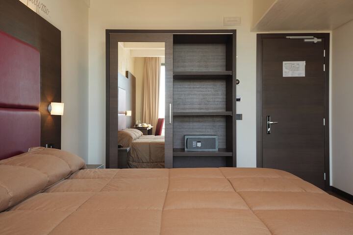 Room 32 of 79