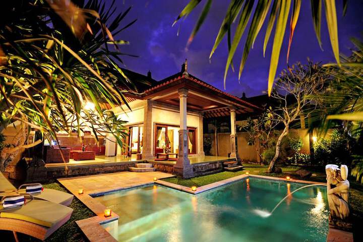 Hotel with Pool