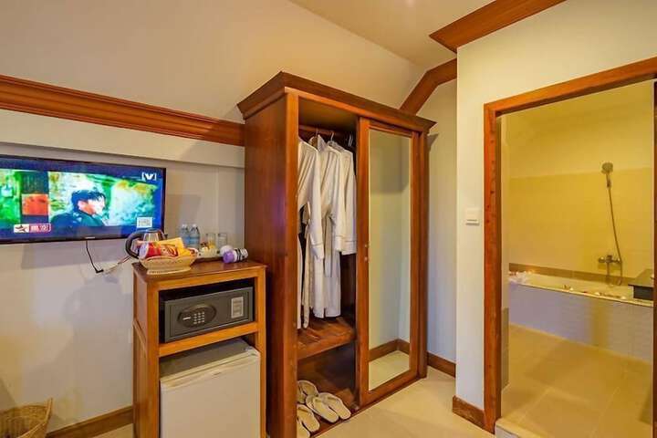 Room 6 of 17