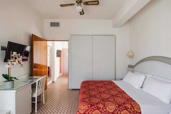 Room 10 of 32