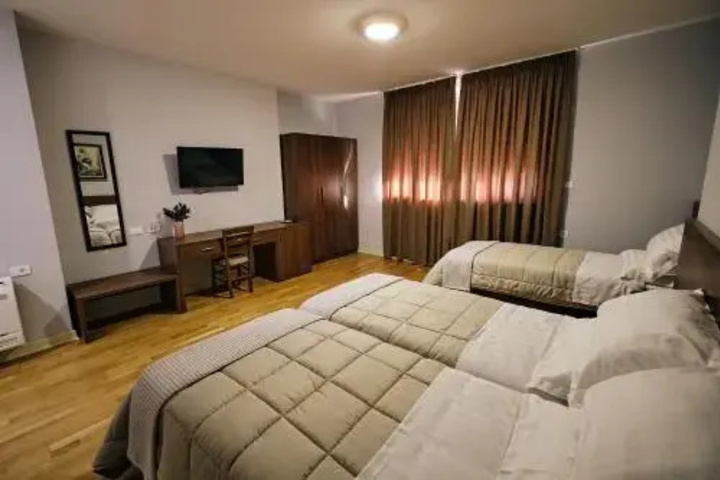 Room 4 of 9