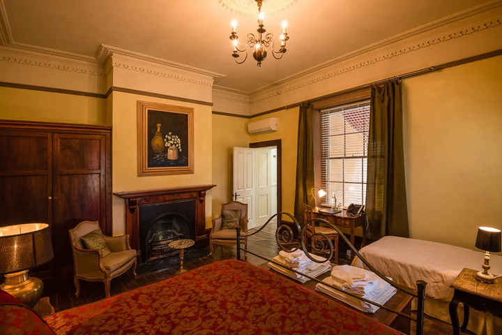 Room 6 of 28
